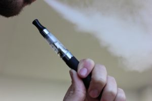 e cigarette 1301664 960 720 300x200 - 【初心者情報】VAPEの液漏れは吸い方で防げる？ジュルジュルしない方法紹介！