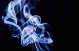 smoke 1001667 960 720 300x195 - 【TIPS】電子タバコの副流煙は有害って本当？加熱式たばこと電子タバコの副流煙について調べてみた！IQOS/GLO/Ploom techにも関係あり。