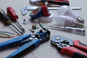 electrician 3087536 960 720 300x200 - 【TIPS】ワイヤーの太い細いとは？自作コイルの基本ポイント