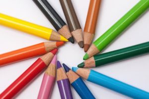 colored pencils 374771 960 720 300x200 - 【TIPS】電子たばこはオシャレアイテム！限定カラーもおすすめ