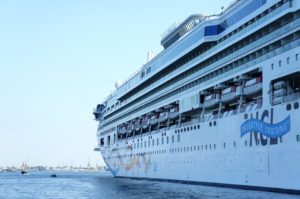 cruise ship 412836 960 720 300x199 - 【TIPS】船内で電子タバコは利用できる？乗船する前のポイントまとめ