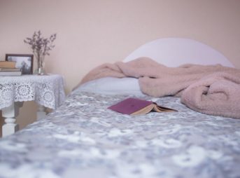 bed 1846251 960 720 343x254 - 【TIPS】ホテルで電子タバコを使用したらクリーニング代を請求される！？