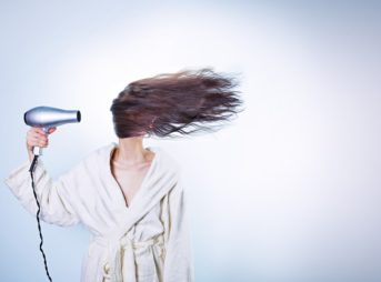 woman 586185 960 720 343x254 - 【TIPS】電子タバコは髪に影響を与える？選び方がポイント！