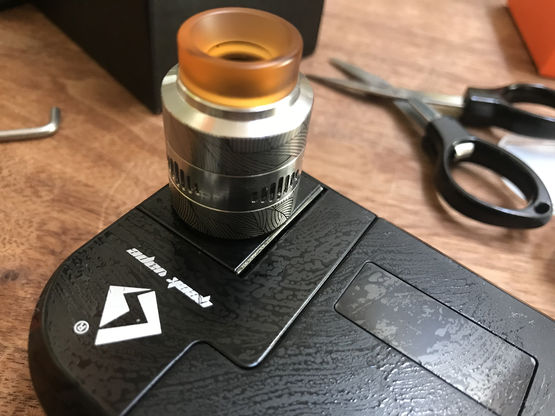 IMG 1693 - 【レビュー】エッチングがかっちょええ！！「Geekvape Loop V1.5 RDA」(ギークベイプループV1.5)定番アトマイザー入り確定！？