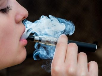 vaping 2 1000x667 thumb 343x254 - 【NEWS】タイへ電子タバコ持ち込みが容認(許可)へ！持ち込み時に30～40％課税されることで