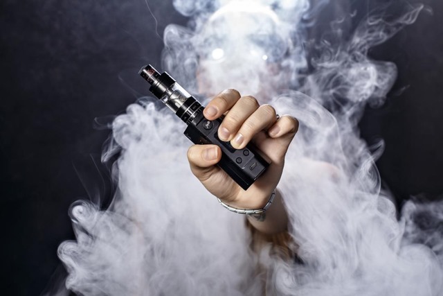 a man holding an e cigarette thumb - 【まとめ】VAPE始めた頃の自分に言ってあげたい言葉【オーセン/クローン/海外購入の嘆き】