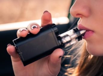 person smoking e cigarette or vaping increasing risk of copd thumb 343x254 - 【まとめ】よくあるVAPEあるあるのまとめ。みんなの電子タバコあるあるはなんですか！？