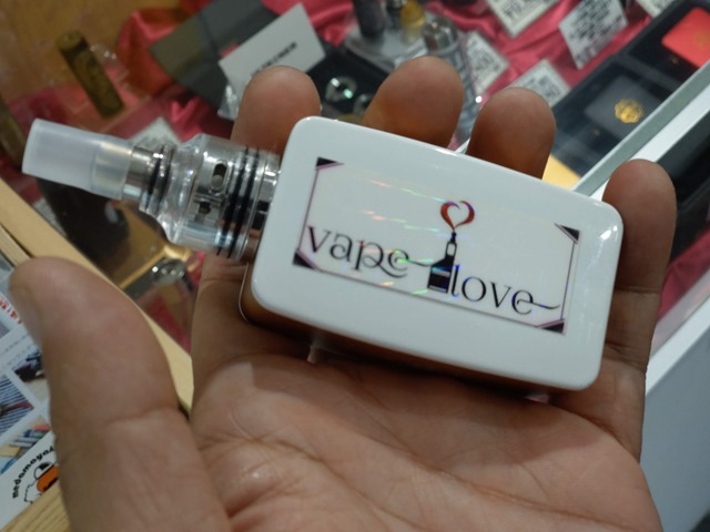 IMAG4588 thumb - 【訪問】VAPE LOVE(ベイプラブ/VAPE PRO SHOP)さんに行ってきた！オリジナルBOMB SHELLリキッドや、BANDITOジュースのTシャツプレゼントなど個性満載のショップ！【東京VAPEショップ訪問レポート】