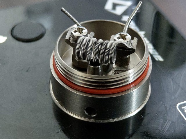 IMAG5022 thumb - 【レビュー】TITANIUM MODS Achilles III RDA＋Squonkピンレビュー。BF対応のアキレス！フレーバー軍神はとうとうDLの領域に突入するドリッパー！！【チタン製/軽量/アトマイザー/スコンカー/ボトムフィーダー/電子タバコ】