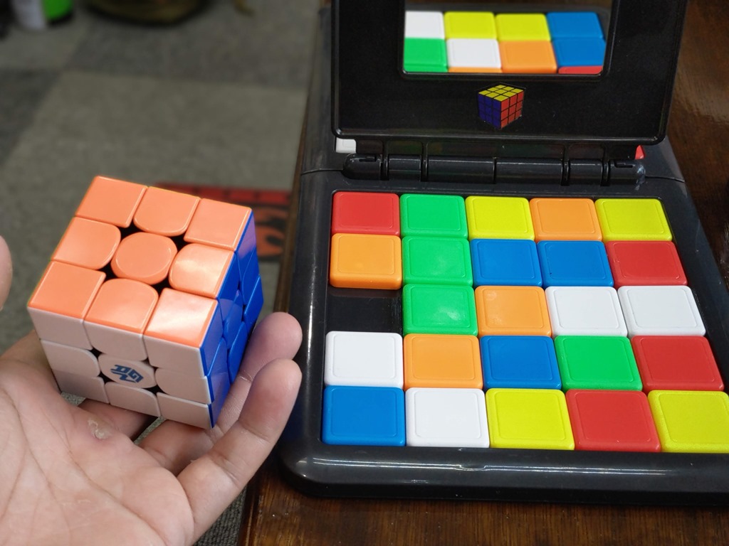 訪問 ルービックキューブみたいなスライド対戦パズルボードゲーム Rubik S Race ルービックスレース で遊ぶ 名古屋one Case ワンケース 訪問レポート Vapejp