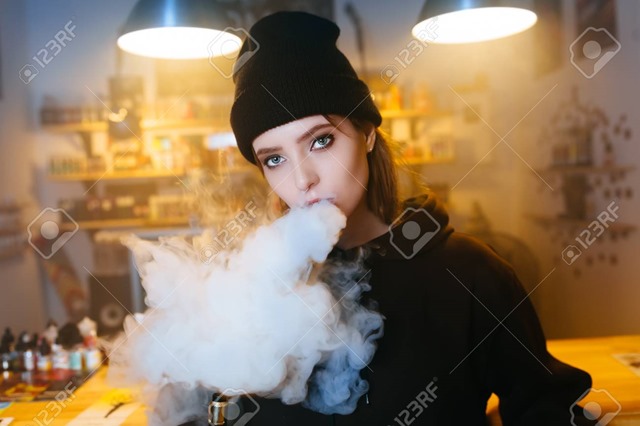 94063420 vaping girl young hipster woman vape e cig at the vapeshop hip hop style closeup thumb - 【たばこ】米保健当局、電子たばことの関係疑われる肺疾患について調査/電子タバコもカラダに悪い？WHOが見解を発表