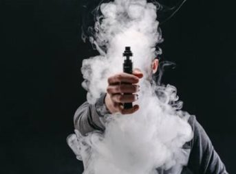 90499840 unrecognizable man in the cloud of vape smoke guy smoking e cigarette to quit tobacco vapor and alte thumb 343x254 - 【まとめ】【調査】全国喫煙本数 1位は愛媛県で1日平均約19本！最も少ないのは滋賀県8.7本　禁煙で「モテるようになった」人も