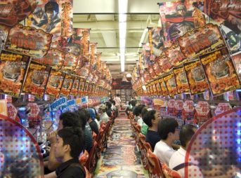 Electric City Akihabara Pachinko thumb 343x254 - 【喫煙】喫煙者「熱い演出きた！タバコに火付けなくちゃ！」【パチンコ＆パチスロと喫煙禁煙まとめ】