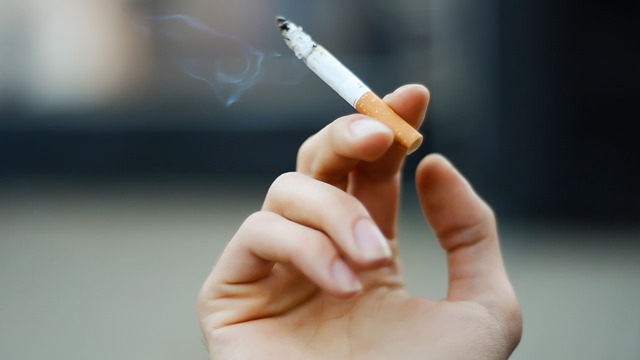 smoking thumb - 【タバコ】喫煙者は一箇所に集めて集中管理すればいいのに完全禁煙などするからゲリラ喫煙しちゃう