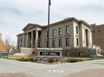 Colorado Springs City Hall by Da thumb 343x254 - 【喫煙】時代に逆行、市役所に喫煙所が復活したワケ