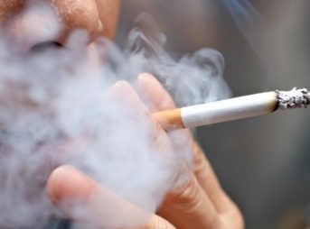 ca cigarette 111919 istock thumb 343x254 - 【たばこ】「煙たい」駅前たばこ店が灰皿撤去。路上喫煙、どう対策する？条例規制も難しく