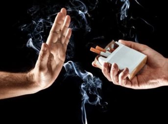 hand up stop smoking thumb 343x254 - 【コンビニ】｢タバコは売るけど他所で吸ってね実験｣、客の反応は不評、どちらかといえば不評が８割超・大分