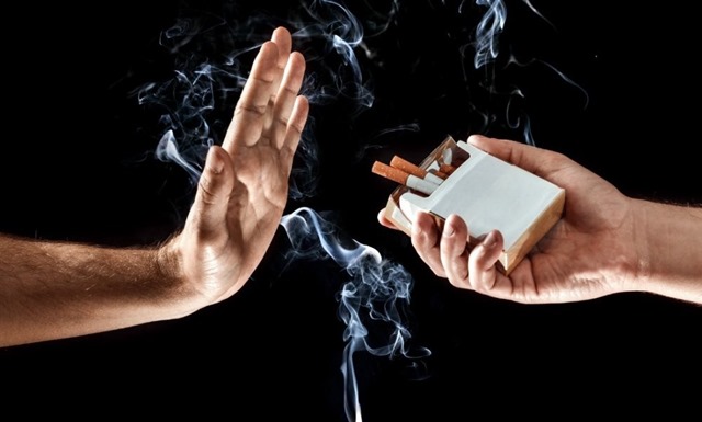 hand up stop smoking thumb - 【コンビニ】｢タバコは売るけど他所で吸ってね実験｣、客の反応は不評、どちらかといえば不評が８割超・大分