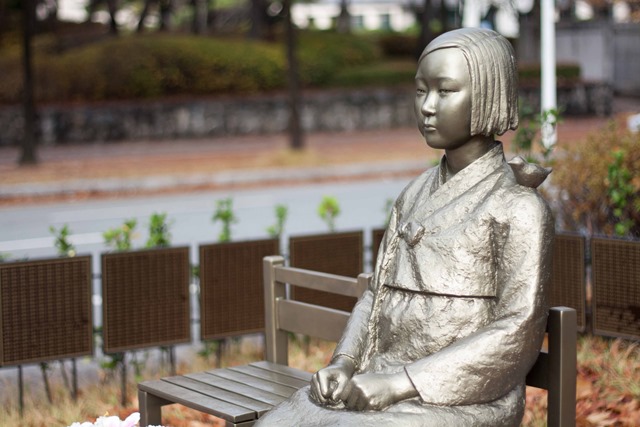 Peace statue comfort woman statu thumb - 【悲報】中学歴史教科書に「従軍慰安婦」が復活。南京事件も日本軍が中国市民を虐殺した史実を記述