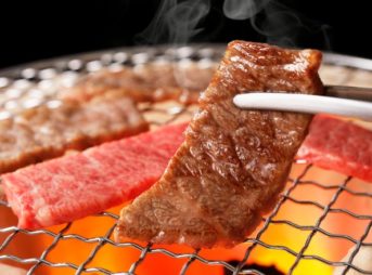 shutterstock 1092008336 343x254 - 【グルメ】3大一緒に焼肉食っててウザイやつの特徴 「人の育てた肉を横取りする奴」 「肉を一度に大量に焼く奴」