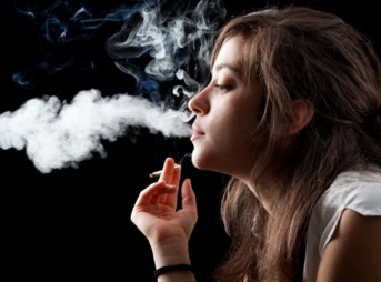 post 13907 smoke 343x254 - 【北海道】禁煙の北海道議会で一部議員が控室や駐車場で"隠れたばこ" [ブギー★]