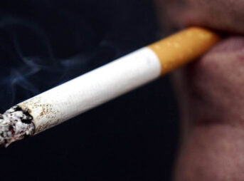 150513 smoking cigarette jpo 508 343x254 - 【環境】喫煙者の半数近くが周りに人がいなくても禁煙場所での喫煙行為を「許せない」 [砂漠のマスカレード★]