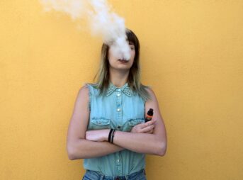 Female ECigarette 1200x628 faceb 343x254 - 【たばこ】公園禁煙通知「骨抜きに」10年後の改正法では対象外…憤る関係者 [七波羅探題★]