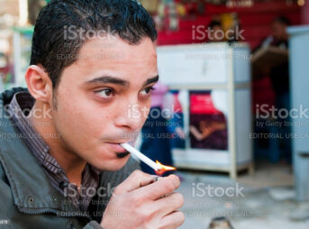 egyptian man lighting up a cigar 343x254 - 【✈】原因、操縦室で喫煙か　１６年のエジプト機墜落―イタリア紙報道  [ぐれ★]