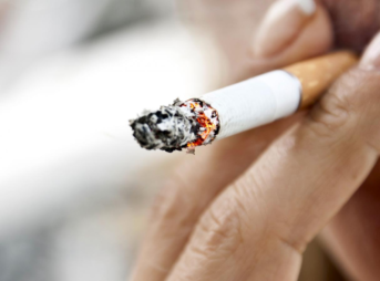 Woman smoking 000019651633 Large 343x254 - 【徹底討論】なぜチ一牛はタバコを嫌い、喫煙者を鬼のように叩き、嫌煙活動をするのか