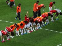 Nadeshiko Japan bows to supporte thumb 202x150 - ライジング・サン 日本女子サッカー界の次世代スターたち