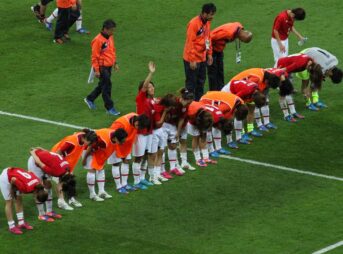 Nadeshiko Japan bows to supporte thumb 343x254 - ライジング・サン 日本女子サッカー界の次世代スターたち