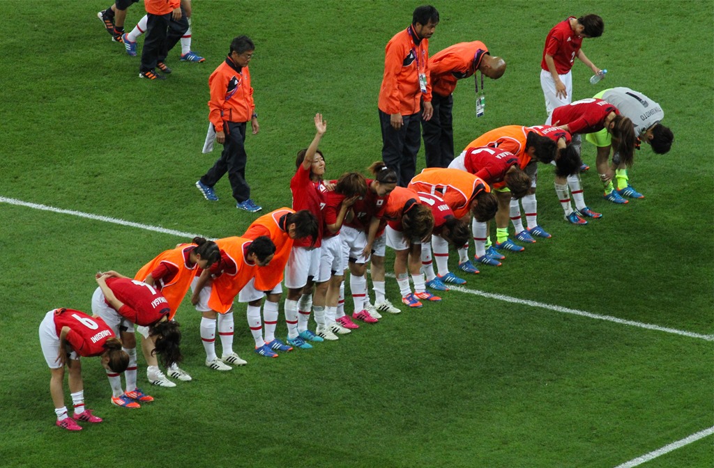 Nadeshiko Japan bows to supporte thumb - ライジング・サン 日本女子サッカー界の次世代スターたち